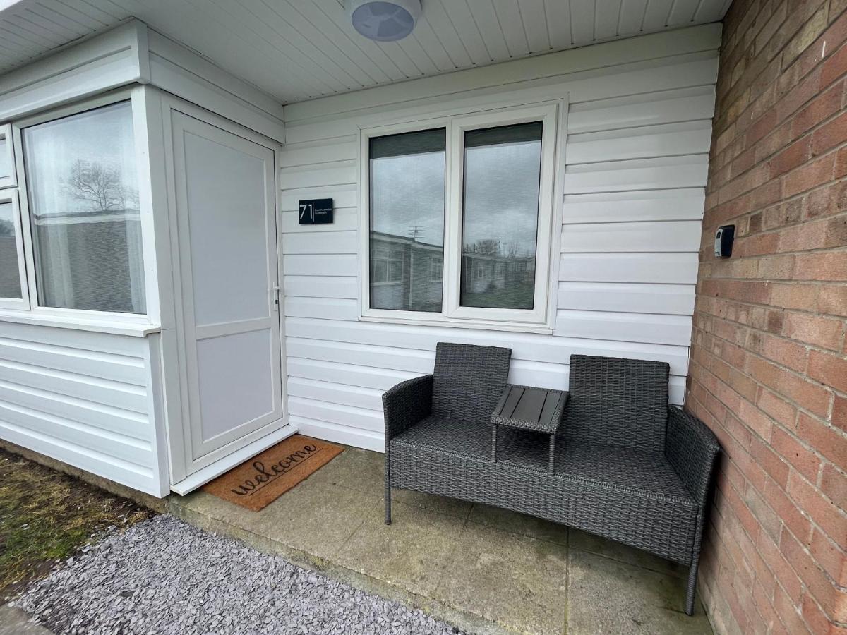 Beachcomber, Sunbeach, Scratby - Two Bed Chalet, Sleeps 4, Free Wi-Fi, Free Club Passes, Free Swimming And Pet Friendly Exteriör bild