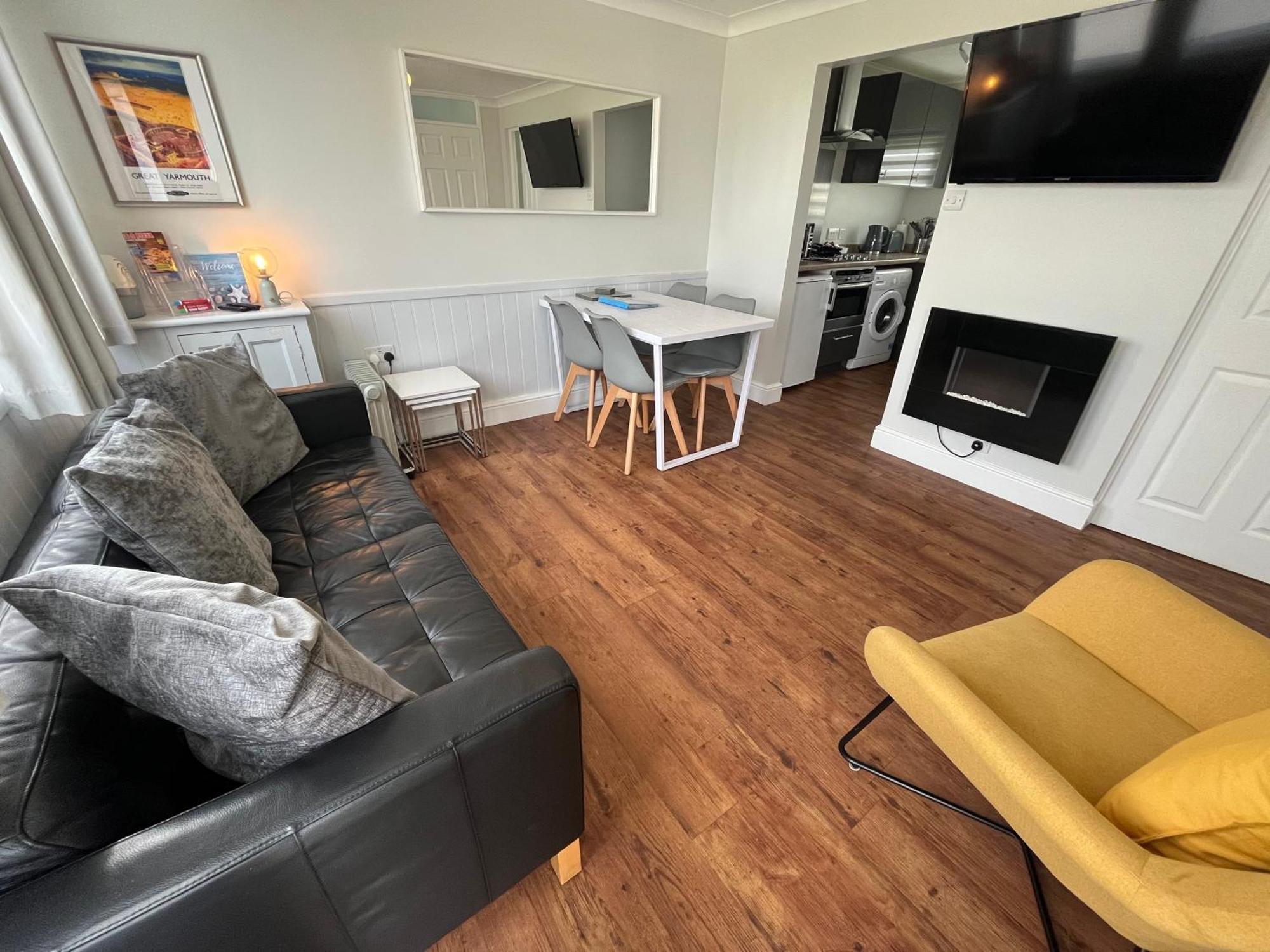 Beachcomber, Sunbeach, Scratby - Two Bed Chalet, Sleeps 4, Free Wi-Fi, Free Club Passes, Free Swimming And Pet Friendly Exteriör bild